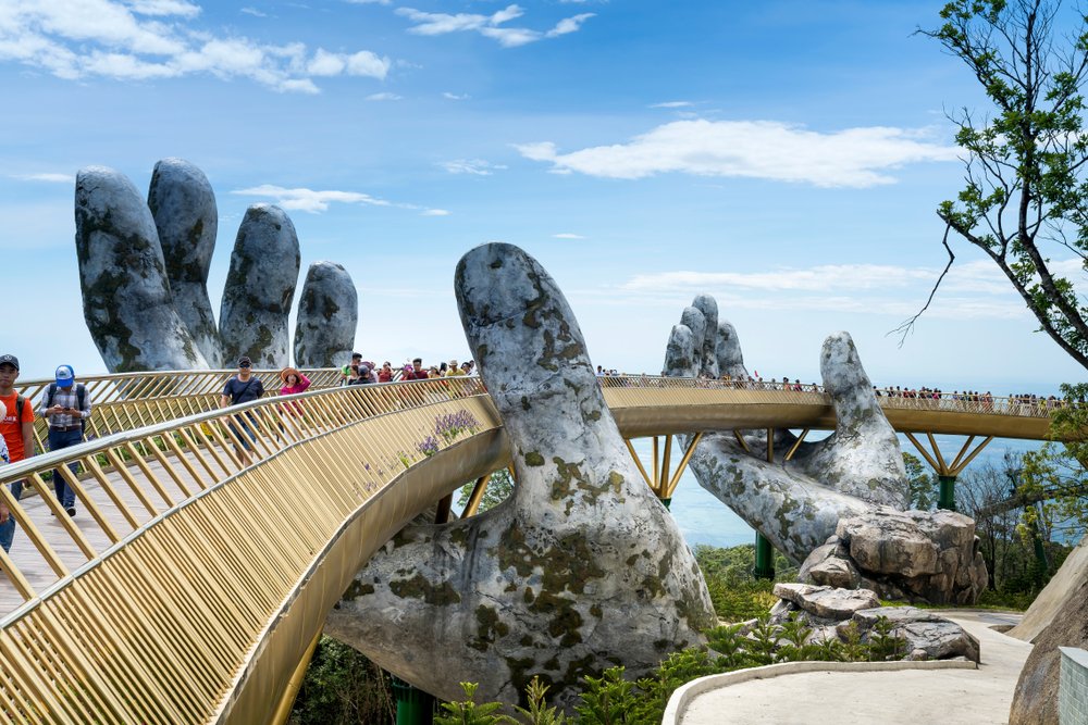 Il Golden Bridge, lo spettacolare ponte sorretto dalla mani a Da Nang in #Vietnam 🇻🇳
Quanto è bello? ❤️

#viaggi #viaggiare #TravelTuesday