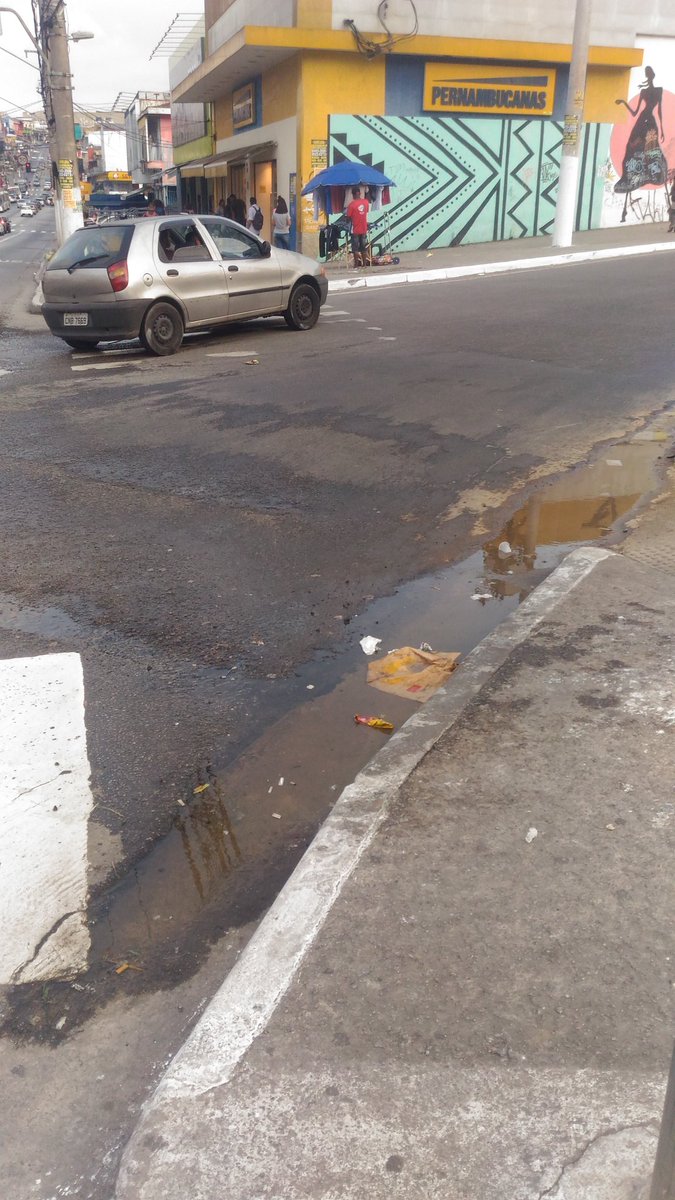 JulioEduardo26's tweet photo. E o pedestre contínua tomando um banho de água e óleo (Av.Belinda Amarin-Term.Grajaú).Esta retenção de água óleo me parece que deteriora o asfalto local(várias restaurações realizadas).Boca de lobo resolveria?
Poderiam verificar? @CETSP_ @sptrans_ @TapaBuracoSP @prefsp https://t.co/iRt7vDg3Mw