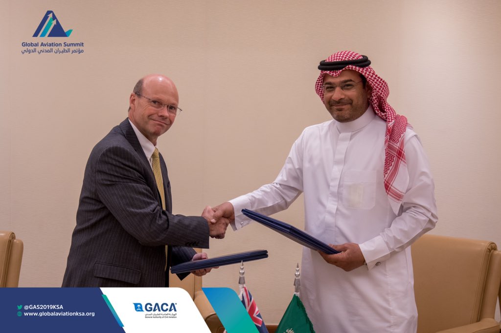 ياسر المعيوف، مساعد الرئيس لمعايير الطيران في الهيئة العامة للطيران المدني في المملكة وجون كاي نائب الرئيس التنفيذي في هيئة الطيران المدني النيوزيلندية يوقعان خطاب نوايا للاعتراف بشهادات وتراخيص الأفراد وذلك على هامش #مؤتمر_الطيران_المدني_الدولي في الرياض