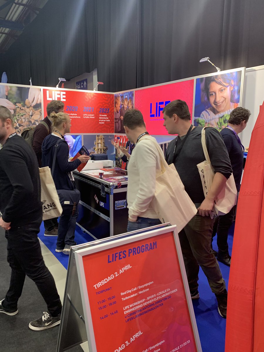 LIFEFonden's tweet photo. Der er gang i LIFE-biksen her på #bbdk19. (Big Bang-konferencen) Teamet af læringskonsulenter - Aff, Lars, Trolle, Julie og Ditte - giver en smagsprøve på læringspakkerne #ReddigCell og #enzymjagten. Kom forbi stand 1925 og vær med 🤲 https://t.co/YVuN0lVy1l