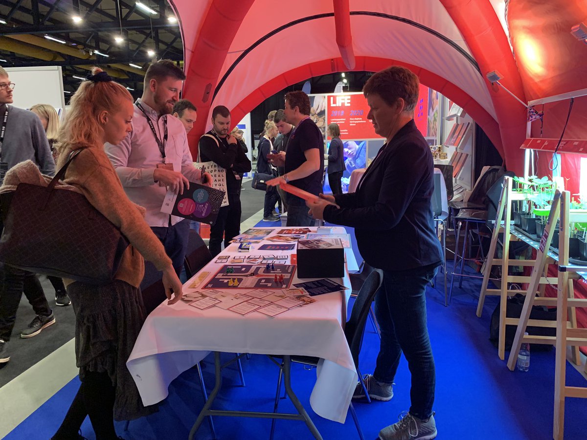 LIFEFonden's tweet photo. Der er gang i LIFE-biksen her på #bbdk19. (Big Bang-konferencen) Teamet af læringskonsulenter - Aff, Lars, Trolle, Julie og Ditte - giver en smagsprøve på læringspakkerne #ReddigCell og #enzymjagten. Kom forbi stand 1925 og vær med 🤲 https://t.co/YVuN0lVy1l