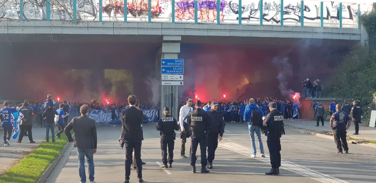 [#LeSaviezVous] Samedi, la #FanWalk vers le @StadePM de #VilleneuveDAscq pour la finale de la #CoupeLigueBKT a regroupé 8000 supporters.
C'est à ce jour la plus importante marche vers un stade en France.
#RCSAEAG