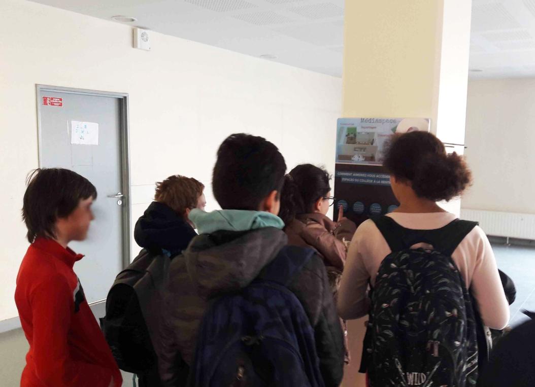 Dans le cadre de la phase d'évaluation des projets lauréats de l'appel aux projets éducatifs innovants, le <a href="/valdoise/">Département du Val d'Oise</a> a doté certains collèges du 95 d'une affiche connectée, développée par Publilégal, qui consulte les avis des collégiens et des enseignants.