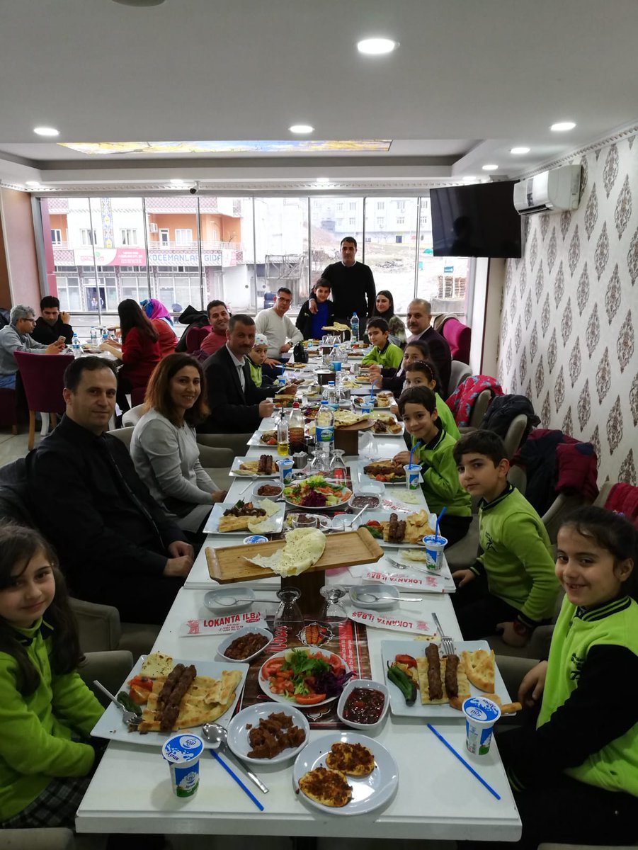 Kazanım değerlendirme sınavında dereceye giren öğrencilerimizle birlikte yemek yiyip, öğrencilerimizin başarılarının devamını diledik. Hiçbir başarı tesadüf değildir.