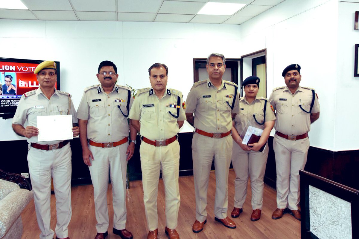 @CPDelhi awarded SHO Devender Kumar #KashmereGatePS for #BestPS in Delhi for the year 2018 adjudged by Ministry of Home Affairs @HMOIndia @LtGovDelhi @DelhiPolice