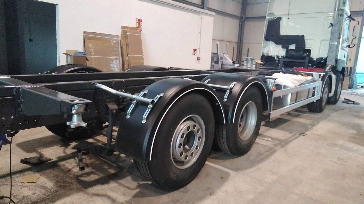 vehinca's tweet photo. EN GRUCEX HEMOS TERMINADO EL CARROZADO DE DAF CON SISTEMA TWIST LOCK. ESTAMOS EN MALPARTIDA DE CACERES, POL. IND. LAS ARENAS. https://t.co/fDLTkI41Ha