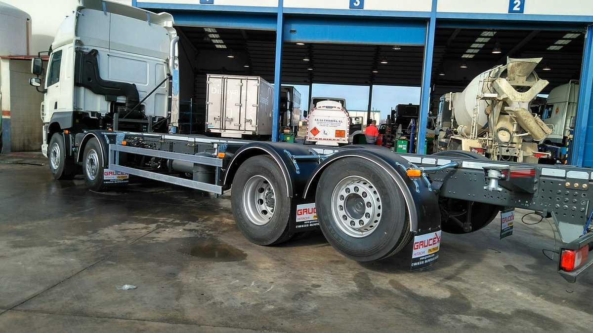 vehinca's tweet photo. EN GRUCEX HEMOS TERMINADO EL CARROZADO DE DAF CON SISTEMA TWIST LOCK. ESTAMOS EN MALPARTIDA DE CACERES, POL. IND. LAS ARENAS. https://t.co/fDLTkI41Ha