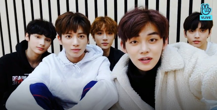 V LIVE tweet media