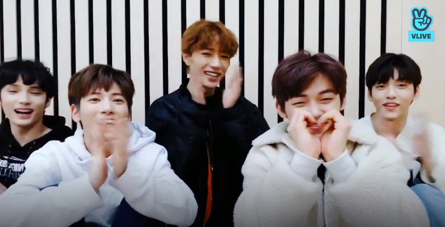 V LIVE tweet media