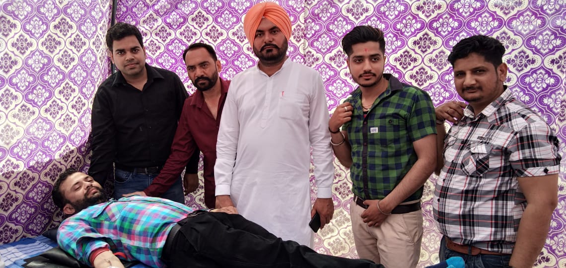 AroraInsansagar's tweet photo. #BloodDonationCampAtPatran
सलाम है लक्की वर्मा जी को। आज लक्की वर्मा जी अपना सबसे कम मिलने वाला ब्लड ग्रुप O- खून दान करते हुए। लक्की वर्मा जी हर वक्त दूसरो की मदद करने के लिए तैयार रहते हैं। और इनहोने आज 20 वी बार खून दान किया है। और  खून दान कैम्प भी इनहोने ही आयोजित किया है https://t.co/YBmuahtRuR