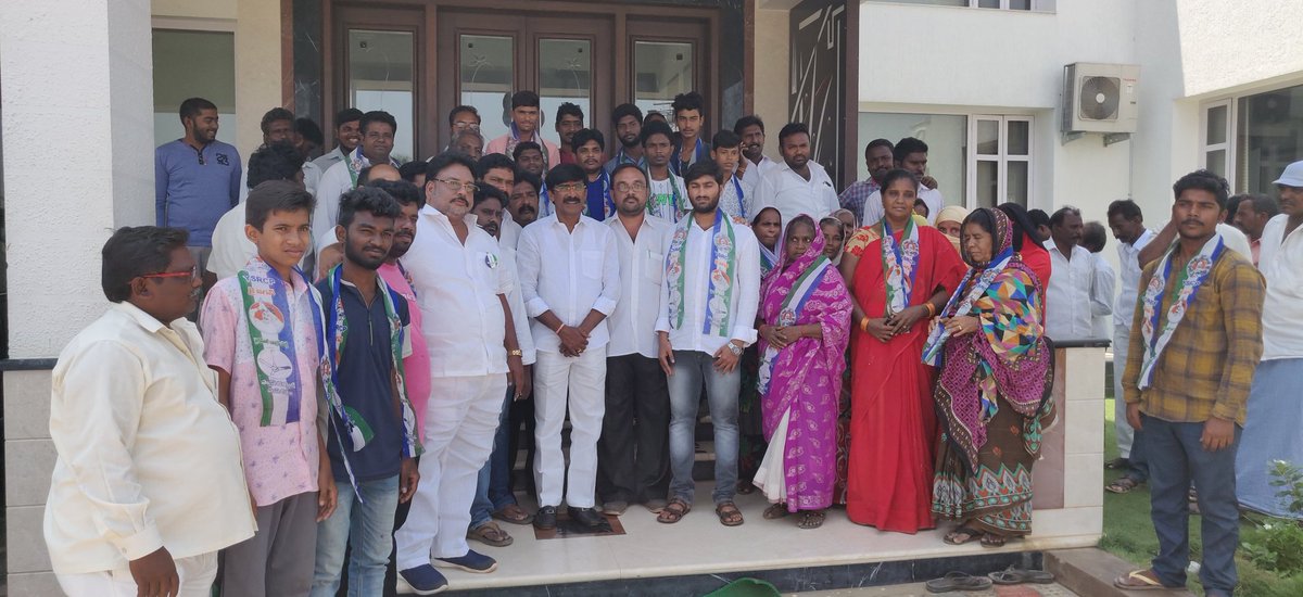 grajasreddy's tweet photo. 02-04-2019 న  8వ వార్డు నుంచి షేక్స్ ఫిరోజు, రఫీ, కల్లయ్య జాకీర్ తదితరులు  కావలి ఎమ్మెల్యే శ్రీ రామిరెడ్డి ప్రతాప్ కుమార్ రెడ్డి గారి సమక్షంలో టీడీపీ నుంచి వైస్సార్సీపీ లో 100 మంది చేరినారు. https://t.co/2ehMzKQnlN
