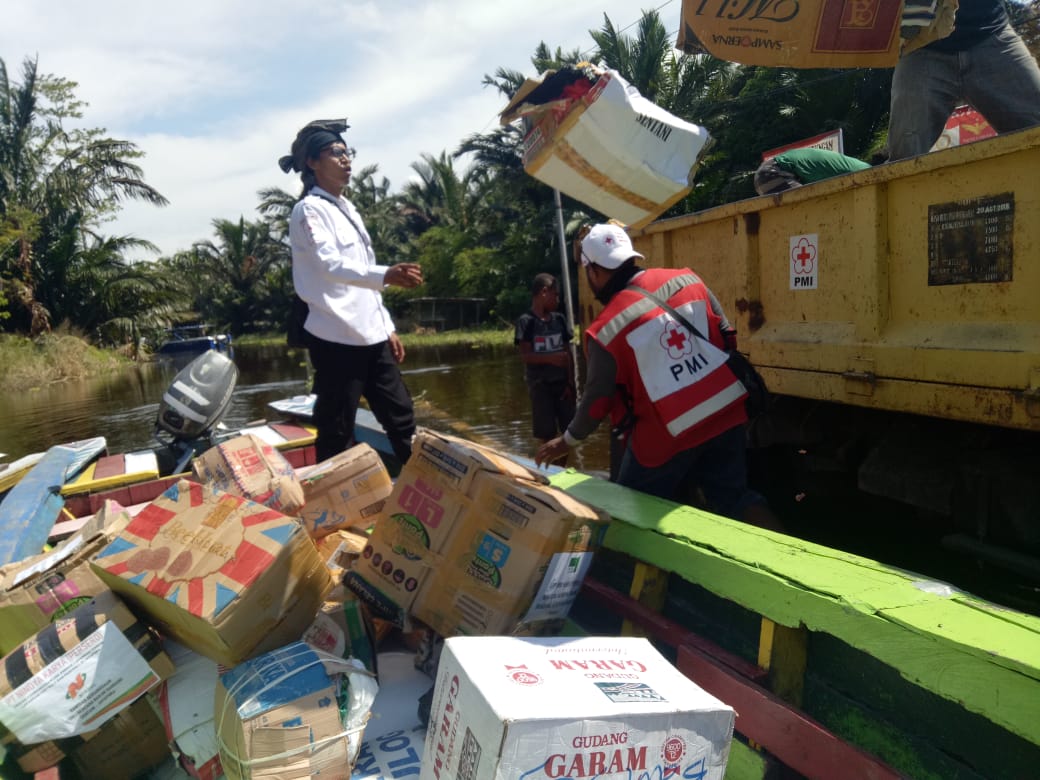 palangmerah's tweet photo. Warga yang terdampak #SentaniFlashFlood di Kampung Ayapo, Kecamatan Sentani Timur, Kabupaten #Jayapura mendapatkan bantuan berupa pakaian dan bahan makanan (Mie Instan dan Beras). #PMISiapBantu https://t.co/ukrMU4UMHk