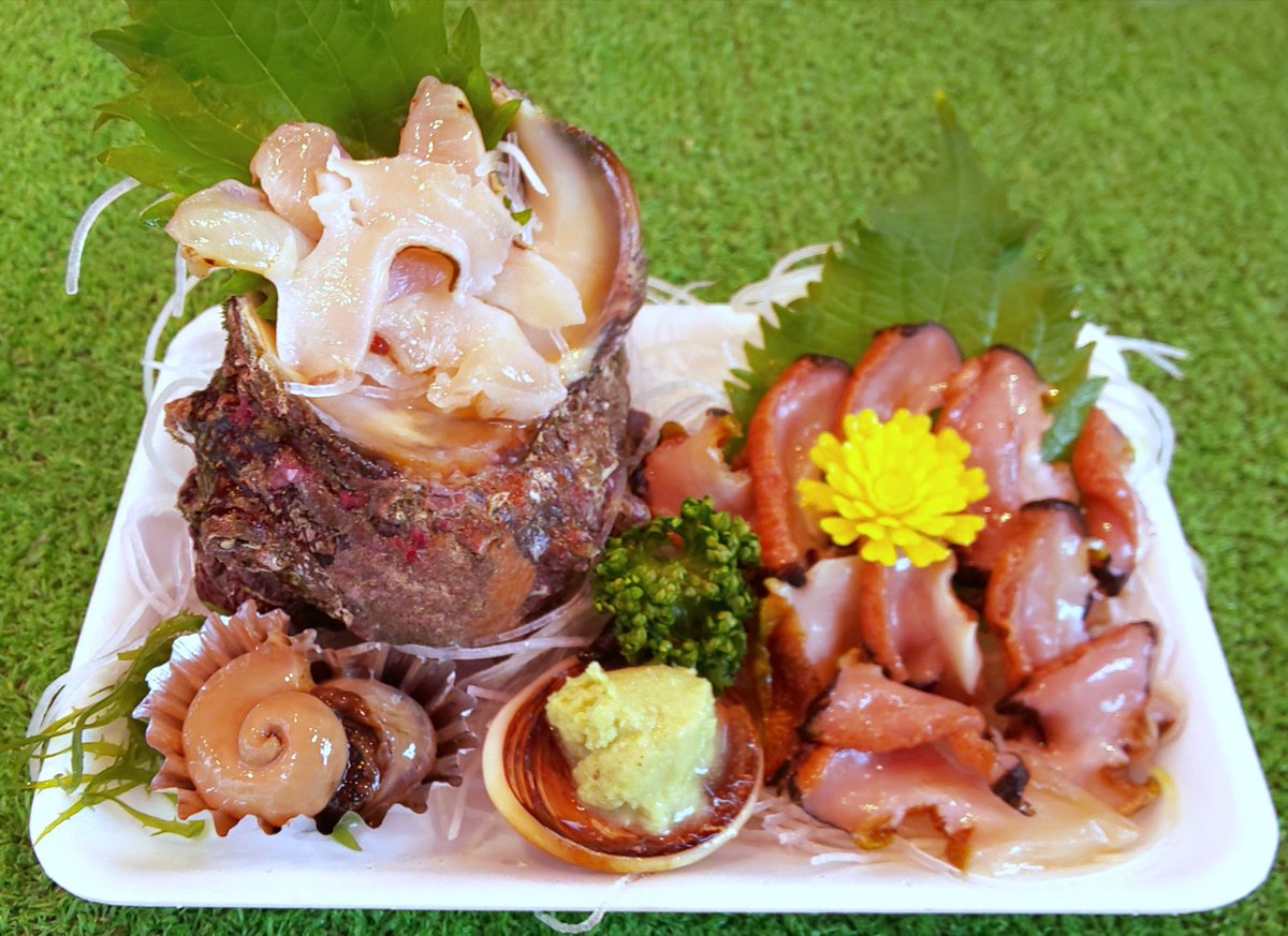 WATABE77781864's tweet photo. 今日のお薦めは今が旬の #生ワカメ !
三陸から良品が入ったよ!
栄養価の高さは言うまでもないね!
食物繊維もビタミンもたっぷり!
こちらも今が旬の筍と煮ても👍️
味噌汁・酢の物・サラダ等々いっぱい食べてね!
今日はサザエもカツオもあるからサザエさんトリオで行っちゃう?😆
いらっしゃい♪ https://t.co/UoB7bdy7u7