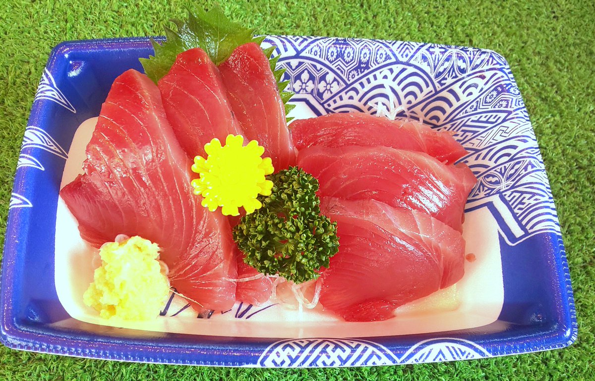 WATABE77781864's tweet photo. 今日のお薦めは今が旬の #生ワカメ !
三陸から良品が入ったよ!
栄養価の高さは言うまでもないね!
食物繊維もビタミンもたっぷり!
こちらも今が旬の筍と煮ても👍️
味噌汁・酢の物・サラダ等々いっぱい食べてね!
今日はサザエもカツオもあるからサザエさんトリオで行っちゃう?😆
いらっしゃい♪ https://t.co/UoB7bdy7u7