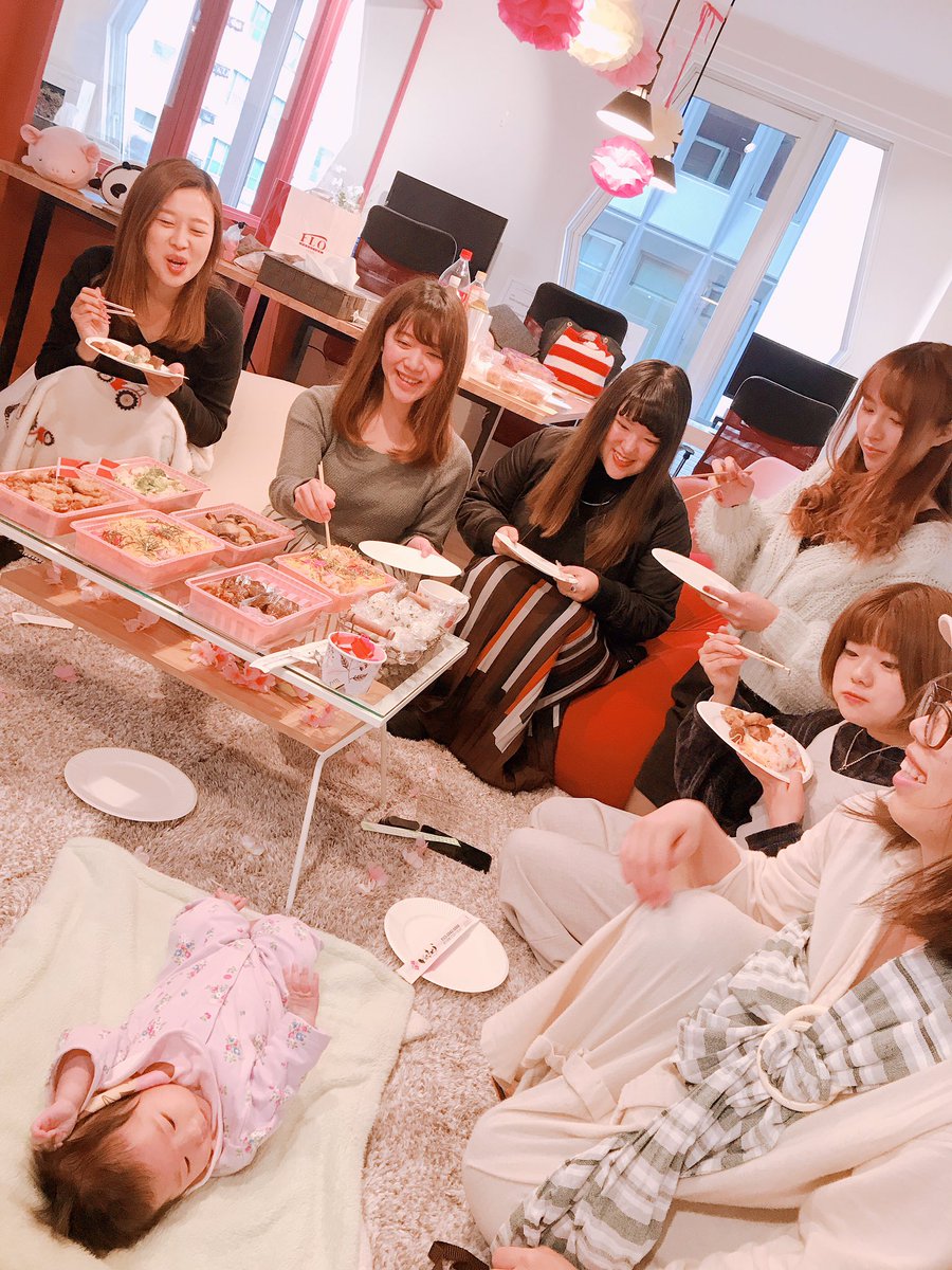sekinyams2's tweet photo. 本日は4月の #ismday 💕✨#いずきゃん でインドア花見だよ〜⁽⁽ଘ( ˊᵕˋ )ଓ⁾⁾
お弁当は昨日、ちえみちゃん @chiemii148 と一緒に手作りしました🍱生まれる前からみんなが待ってたこのちゃん🤱&しほちゃんママも参加っ🙌みんなで、いろんな思い出が増えるのは嬉しいなあ✨ https://t.co/FYQSp98AoW