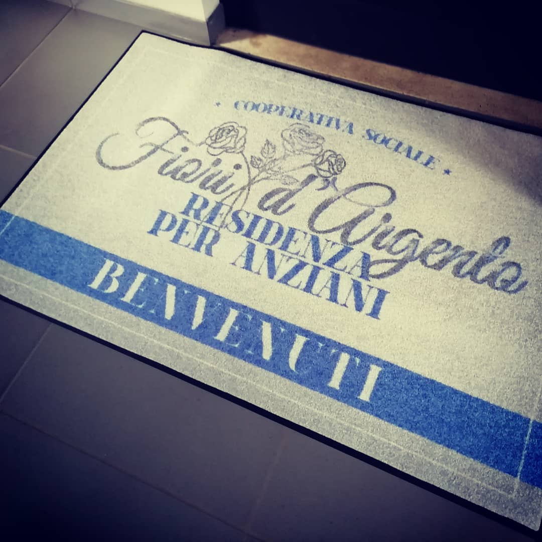 Tiravento's tweet photo. Zerbino personallizzato antiscivolo 150 cm x 100 cm. #zerbino #zerbinopersonalizzato #tappeto #ingresso #personalizzazione #attività #pmi #stampadiretta #benvenuti https://t.co/AjSWGMFSpF