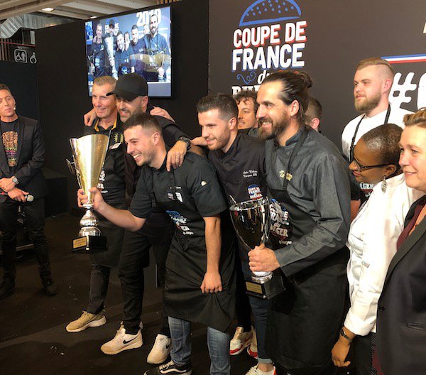 CateMarketing's tweet image. [#Snacking] Un beau podium pour la @CFBurger_Socopa édition 2019 au  @sandwichshows : 🏆 Anthony Verset et son burger « Le Chaillet » (Sud-Est), Jean-Philippe Carrere avec son burger « L’Avalanche » (Sud-Ouest)  Xavier Yvernogeau avec son burger « Le New Iode » (Ouest) #cfburger