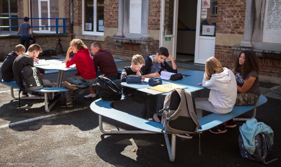 Tjincobv's tweet photo. Wat een geluk als jouw school vandaag meewerk aan de nationale buitenles dag! Buiten werken geeft jong en oud extra energie! Ons meubilair voelt zich ook opperbest in de buitenlucht! #nationalebuitenlesdag #straatmeubilair #buitenlesdag https://t.co/ogN2yvqcx1