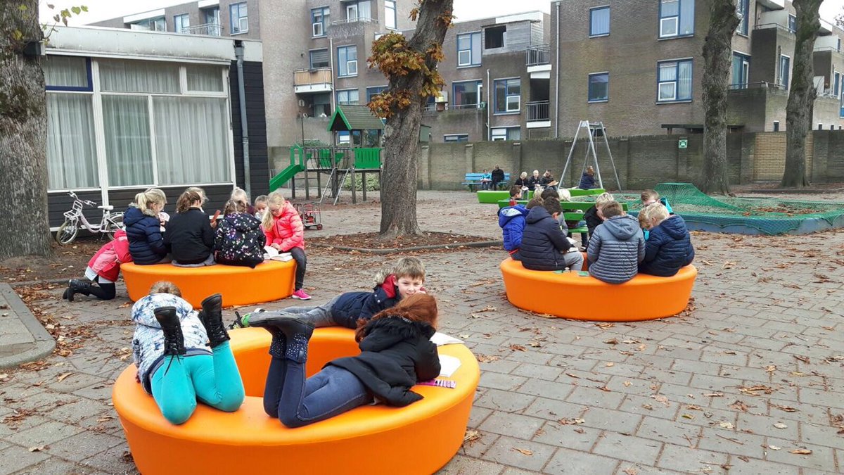 Tjincobv's tweet photo. Wat een geluk als jouw school vandaag meewerk aan de nationale buitenles dag! Buiten werken geeft jong en oud extra energie! Ons meubilair voelt zich ook opperbest in de buitenlucht! #nationalebuitenlesdag #straatmeubilair #buitenlesdag https://t.co/ogN2yvqcx1
