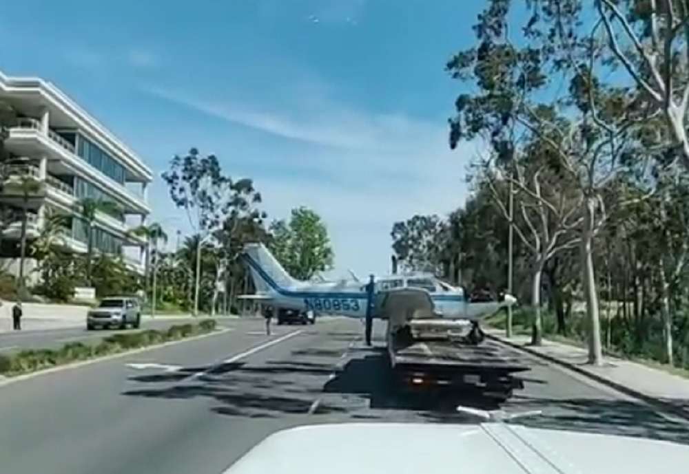 TireMeetsRoad_'s tweet image. The unorthodox way this #PiperPlane that emergency landed in #SignalHill was towed back. #California tiremeetsroad.com/2019/04/01/the…