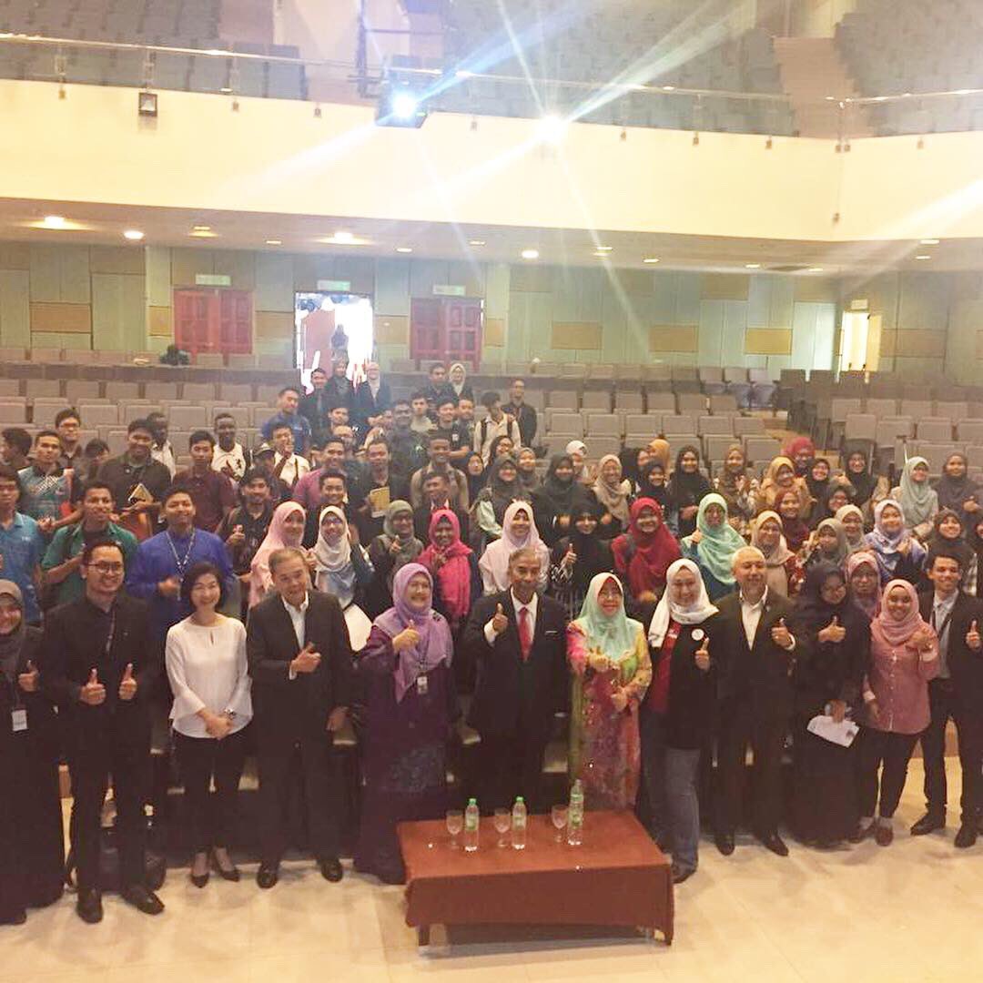 KUSKOPMalaysia's tweet photo. Special slot with Deputy Minister MED, YB Datuk Wira Dr. Mohd Hatta bin Md Ramli in Fly High 2019 Program organized by @iiumcareer unit at UIAM Gombak.

#MEDMalaysia
#flyhigh2019 https://t.co/y2JZTqOU18