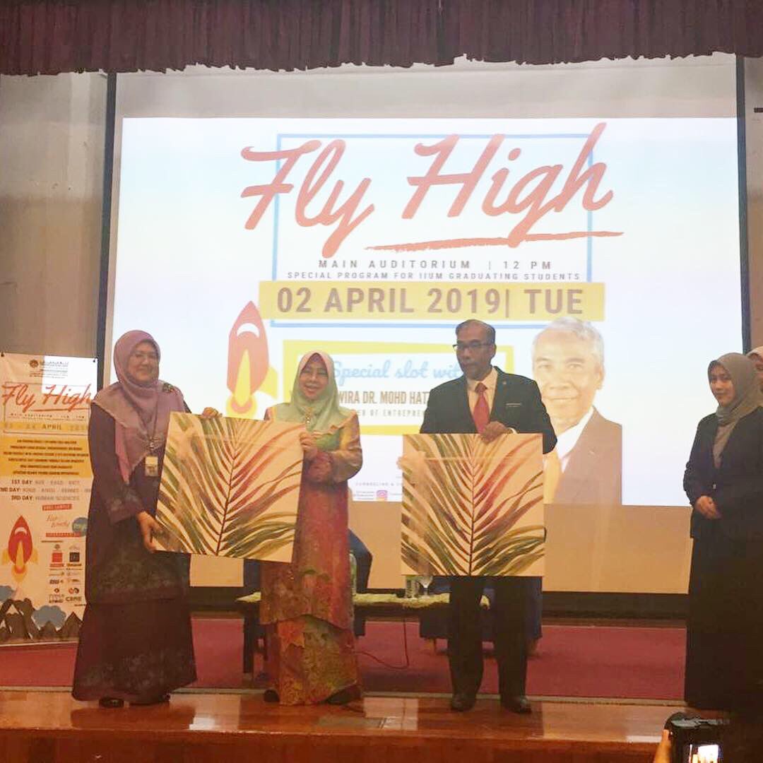 KUSKOPMalaysia's tweet photo. Special slot with Deputy Minister MED, YB Datuk Wira Dr. Mohd Hatta bin Md Ramli in Fly High 2019 Program organized by @iiumcareer unit at UIAM Gombak.

#MEDMalaysia
#flyhigh2019 https://t.co/y2JZTqOU18