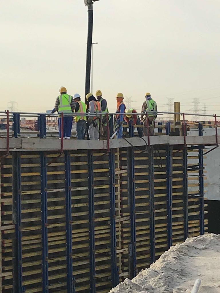 صب الحائط الخرساني بالنفق الجاري استحداثه على طريق الدائري السابع لربط المنطقة الجنوبية بمنطقة المطار المستقبلية.