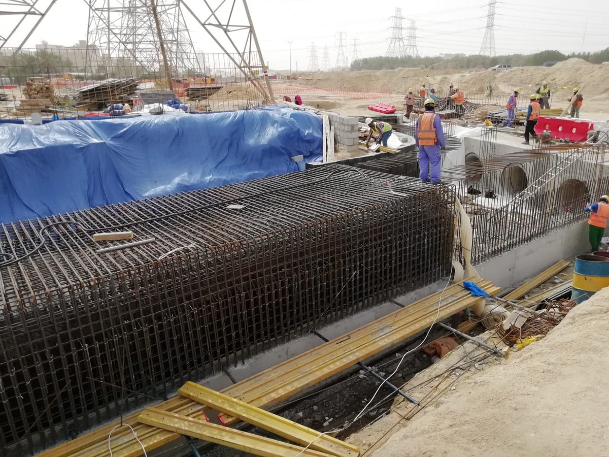 أعمال حديد التسليح لمجرور صرف مياه الأمطار الجاري تنفيذه بمنطقة تقاطع طريق الدائري السابع مع طريق الملك فهد بن عبدالعزيز.