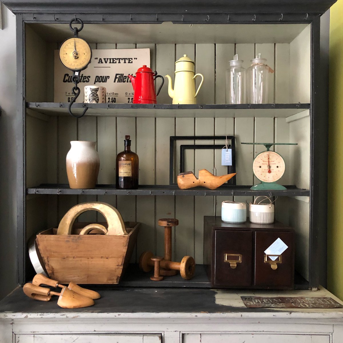 A peep at the shop #shelfie with lots of gorgeous old #vintagefinds and some new #handmade pottery pieces.
#newstock
#irishinteriors 
#interiordesign 
#myvintageinteriorshop 
#cowslane 
#vintageinteriordesign 
#interiorstyling