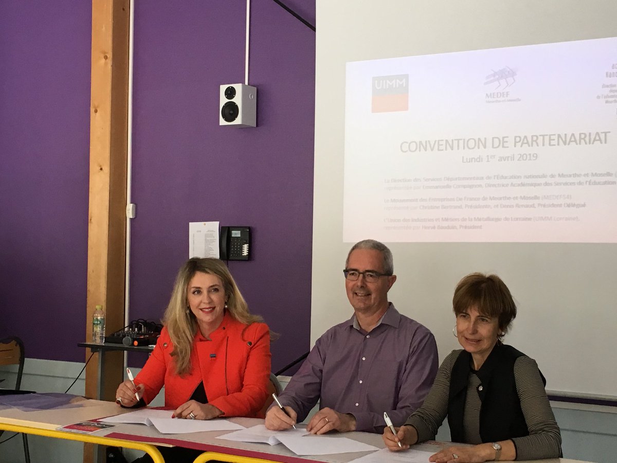 Medef54MM's tweet photo. Signature de la convention entre le MEDEF 54, l’UIMM Lorraine et le DSDEN. Objectif : aider les jeunes à connaitre les différents métiers qui s’offrent à eux. #medef54mm #uimmlorraine #dsden54 #industries #technotour #naolerobot #lavenircestnous https://t.co/UfCGdfH7QL