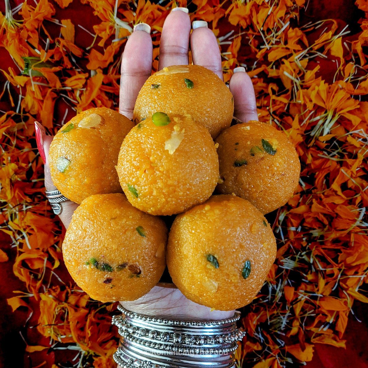 Motichoor Ladoo❤️
.
Tag your BFF😋 with whom you wanna share these! 

Thanks you <a href="/RampalVarun/">Varun Rampal</a> for this lovely gift, these ladoos are from <a href="/bansal_sweets/">Bansal Sweets</a> Amritsar! And tasted SUPERB! 👌#lovedit😍 
#TuesdayThoughts #indiansweets #shotononeplus <a href="/EatTreatOnline/">EatTreat</a> <a href="/OnePlus_IN/">OnePlus India</a> #Creative