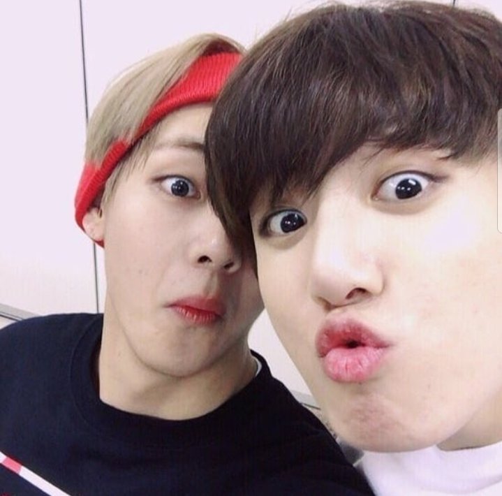 Kimeun2802's tweet photo. Since TeaKook didn't wanna post any selca together today I'll just bring back these :')
#KimTaehyung
#JEONJUNGKOOK
#방탄소년단
#twitterbesfandom 
#BTSARMY 
#BTS 
#ARMY https://t.co/WAE715bIc5