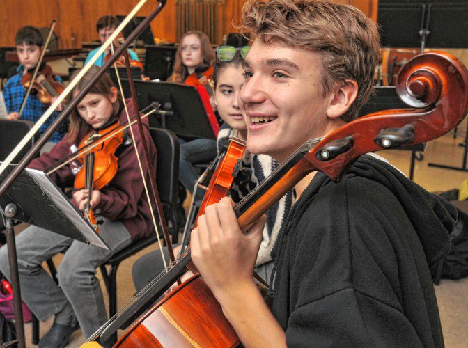 BowHoldBuddies's tweet image. What banana thumb? Proven: 10 yrs., over 100K sold, and a recent academic study proves the efficacy of these teacher-developed accessories. #Things4Strings #BowHoldBuddies #CellPhant #HoldFish #violin #viola #cello Things4Strings.com Pls RT!