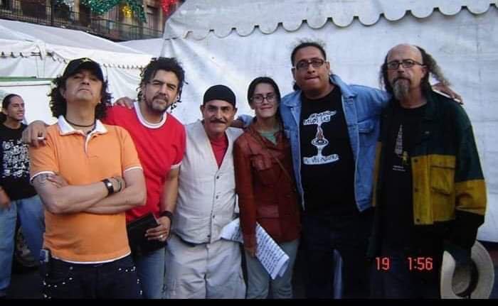 Alexiliado's tweet photo. Es muy extraño que la supuesta administradora del #MeTooMusicosMexicanos tenga fotos con Armando y los botellos.

Más extraño que luego de eso venga y pida su muerte en esta red social.

Más extraño aún el hackeo que sufrió la cuenta MiTu y la desaparición de su cuenta personal. https://t.co/btlmXv8P7F