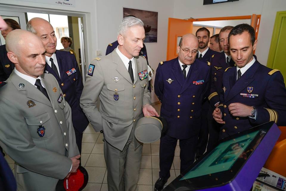 HumeLab's tweet photo. Success Story : Dans le cadre de la création d’un espace facilitant les démarches administratives des militaires, le projet ATLAS-EUREKA, le commissariat des armées nous a fait confiance avec l'utilisation de nos pupitres tactiles personnalisés à leurs couleurs et à leur effigie. https://t.co/vBS39aoDVz