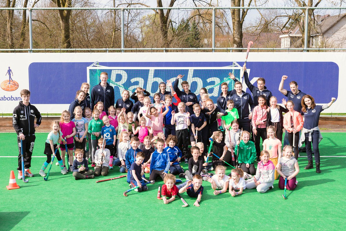 HVZevenaar's tweet photo. De eerste dag van de Tulpencursus bij Hockey Vereniging #Zevenaar was een groot feest. Zo'n 50 jongens en meisjes kwamen kennismaken met #hockey. Wil je meedoen op 6 en/of 13 april? Meld je dan snel aan via tulpencursus@hvz.info https://t.co/n6aaz5izoz