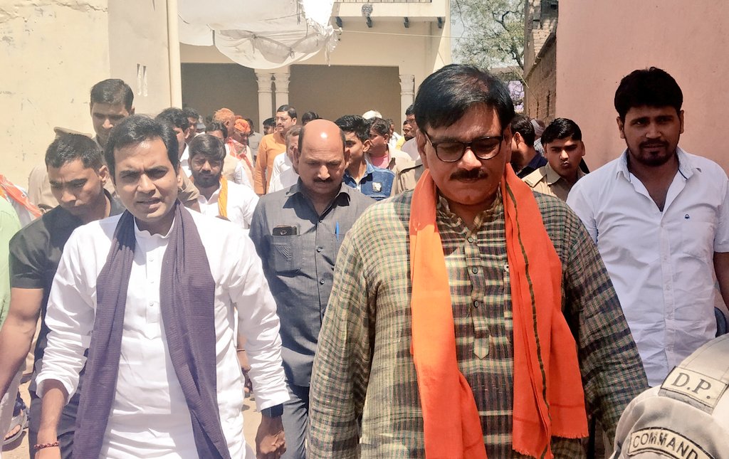 DhirendraGBN's tweet photo. #Rustampur में #MLANoida श्री @PankajSinghBJP जी के साथ जनसंपर्क किया तथा #LokSabhaElections2019 में #PhirEkBaarModiSarkaar को लेकर लोगों में काफी उत्साह नजर आया।
#JewarAssembly #MLAJewar https://t.co/qHmikl3wB7