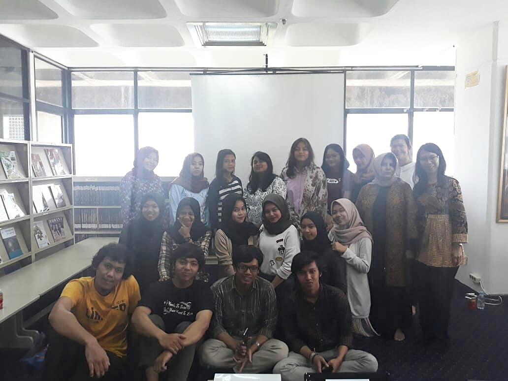 Usakti_Library's tweet photo. Kegiatan Library Movie Day dalam rangka Hari Film Nasional, 30 Maret😊 Nonton film Indonesia rame-rame. Hidup perfilman Indonesia👊
.
.
#usaktilibrary #harifilmnasional https://t.co/YqyX1rQSzS