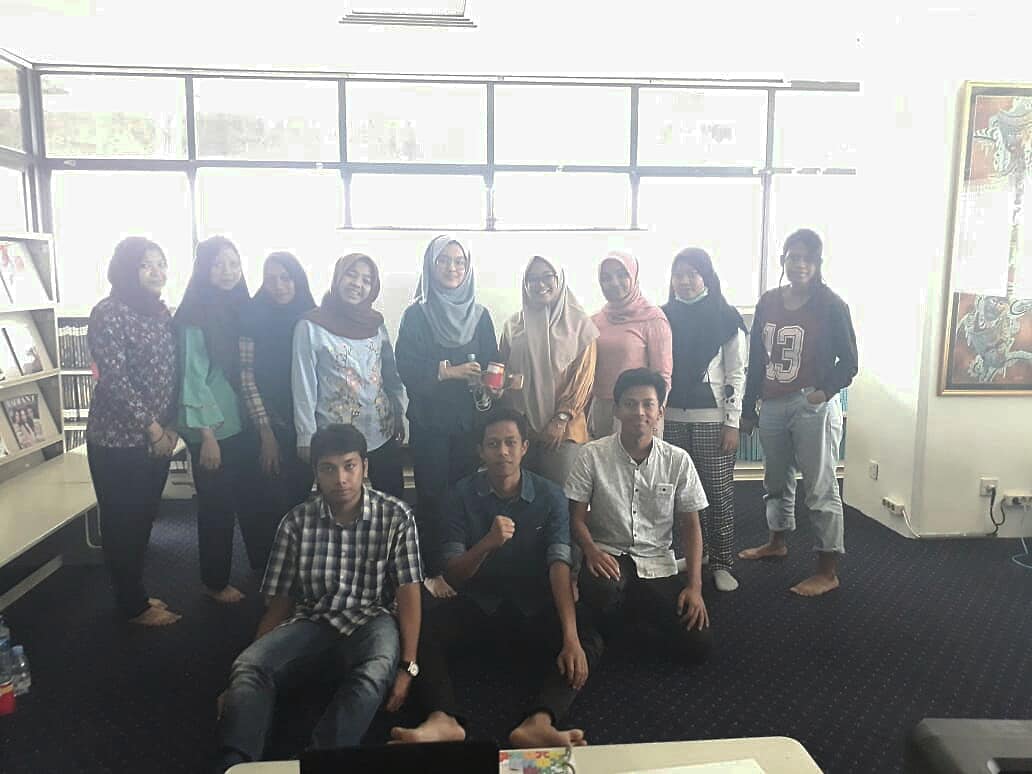 Usakti_Library's tweet photo. Kegiatan Library Movie Day dalam rangka Hari Film Nasional, 30 Maret😊 Nonton film Indonesia rame-rame. Hidup perfilman Indonesia👊
.
.
#usaktilibrary #harifilmnasional https://t.co/YqyX1rQSzS