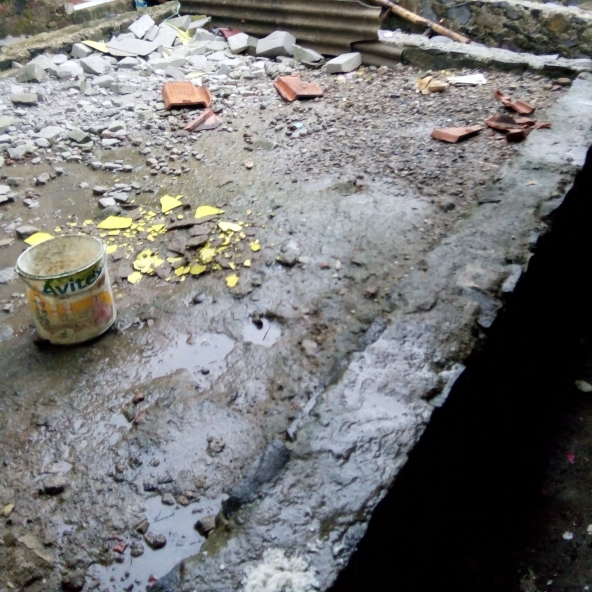 Erw4n_Syah's tweet photo. Hujan lebat disertai angin kencang, Kp.Neglasari Kecamatan Leuwiliang Kabupaten Bogor..
Pohon pada tumbang, Genteng Sareng Asbes rumah teh pada terbang di sapu angin... 😢😰
#Bmkg
#Neglasari
#Leuwiliang
#KabupatenBogorHujan https://t.co/C2uyqnnUrr