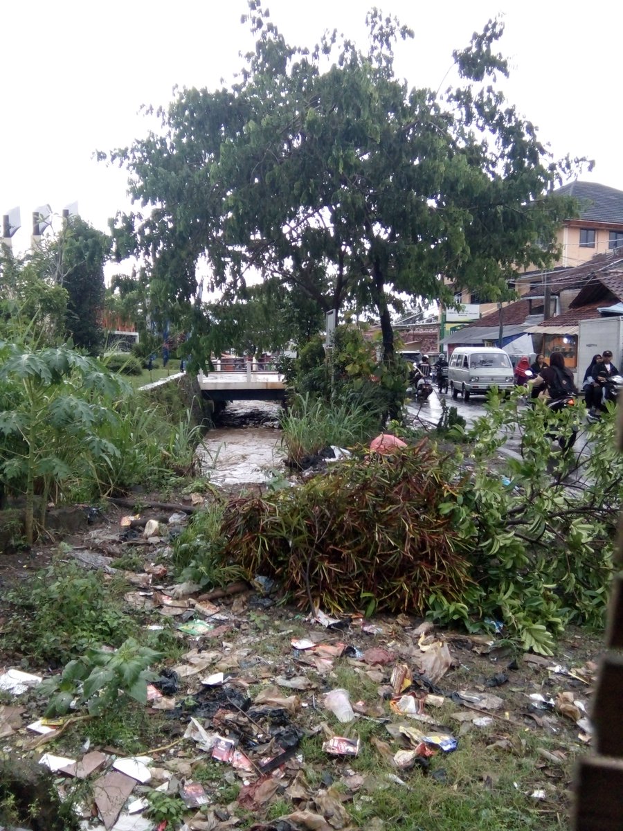 Erw4n_Syah's tweet photo. Hujan lebat disertai angin kencang, Kp.Neglasari Kecamatan Leuwiliang Kabupaten Bogor..
Pohon pada tumbang, Genteng Sareng Asbes rumah teh pada terbang di sapu angin... 😢😰
#Bmkg
#Neglasari
#Leuwiliang
#KabupatenBogorHujan https://t.co/C2uyqnnUrr