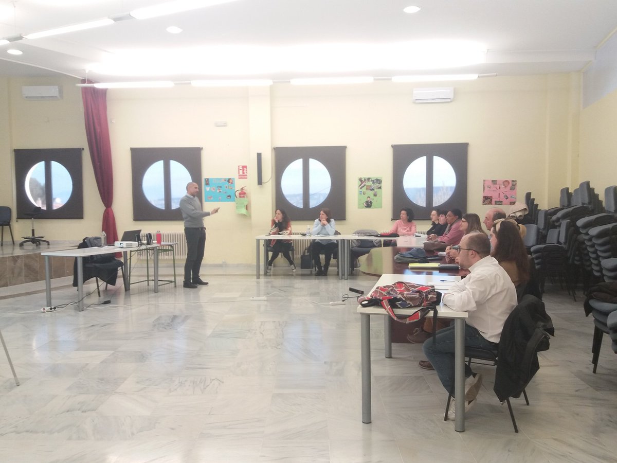 LanzaderaGuadix's tweet photo. 📢Tenemos el placer de tener con nosotros y conocer a @raykolorenzo. Experto en marca personal. Esa marca no significa llegar el primero, sino mantenerse en el lugar deseado🔝. @Lanzaderas_EES @FundacionSMLRPH @fundacionTef @EU_Social @Ovaqueroromacho 
⬇️⬇️⬇️⬇️⬇️⬇️ https://t.co/Ri1wjsROXS