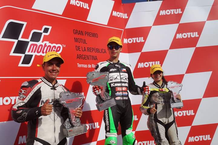 FamiliaPais's tweet photo. Nuevamente podio Chileno en el #GP3delasAméricas
@MartinScheib , #FrankCarreño e @isiscarreno99  se subieron a los escalones más preciados de Sudamérica. 
Como en San Juan, ahora en Termas, los Pilotos lograron quedarse con las tres principales posiciones del GP3 de las Américas. https://t.co/dz0xazlNZi