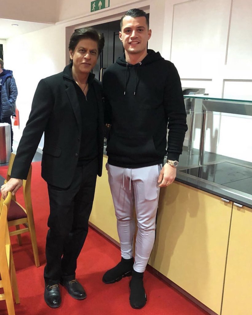 teamsrkfc's tweet photo. Finally, Granit Xhaka met his favorite superstar, the one and only King Khan! 😍❤️

@iamsrk @RedChilliesEnt https://t.co/i1p71jcuoo