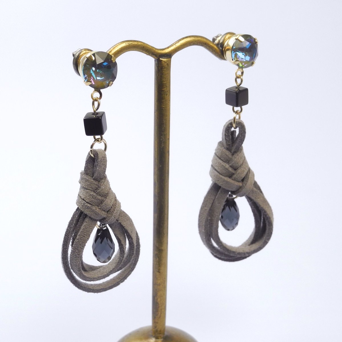 パーツクラブ Na Twitterze みょうが結び という技法でアクセサリーを作りましょう 革紐のマットな素材感がスワロフスキー の輝きを引き立ててくれます こちらは4月後半の手作り教室でお作りいただけますよ 開催店舗 日程はこちら T Co Mgti1td2pm