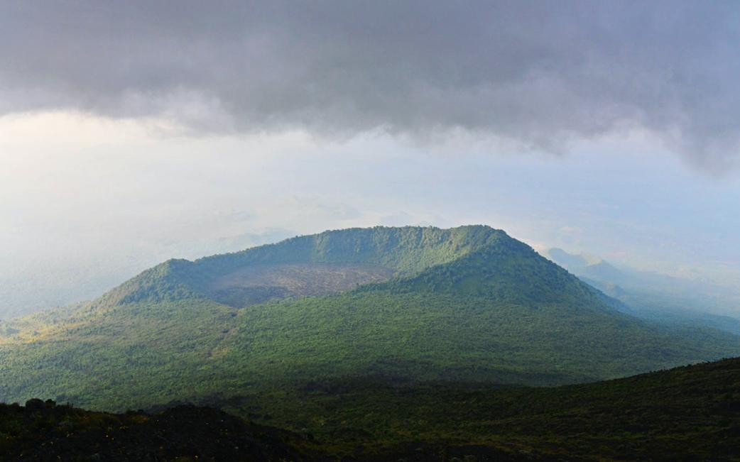 goexploresafari's tweet photo. Our New #Destination comprised by the globe's second-vast rainforest, that has glacial peaks/mountains &amp; savannah grassland elsewhere, the #DRCongo is massive &amp; gives support to an astounding collection of flora-fauna &amp; with rich diversity cultures. https://t.co/6GaleqTb3V