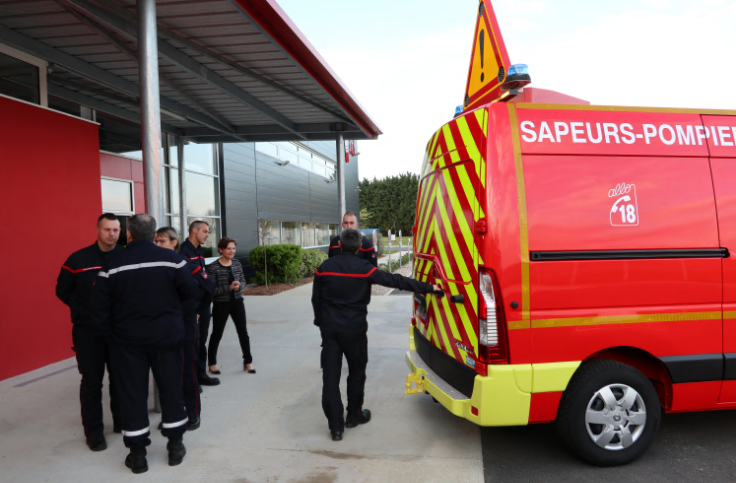 pompiers36's tweet photo. Remise des clés de 2 #VTUSR aux chefs #CIS #chabris et #SaintBenoitduSault par Mr le Président du #SDIS36 et de l'@Indre36 . Des engins alliant polyvalence, ergonomie et modernité. Haute Visibilité, outils électro-portatifs, éclairage à led… #opérationsdiverses #secoursoutiers https://t.co/GXJA06yAGx