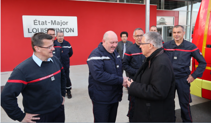 pompiers36's tweet photo. Remise des clés de 2 #VTUSR aux chefs #CIS #chabris et #SaintBenoitduSault par Mr le Président du #SDIS36 et de l'@Indre36 . Des engins alliant polyvalence, ergonomie et modernité. Haute Visibilité, outils électro-portatifs, éclairage à led… #opérationsdiverses #secoursoutiers https://t.co/GXJA06yAGx
