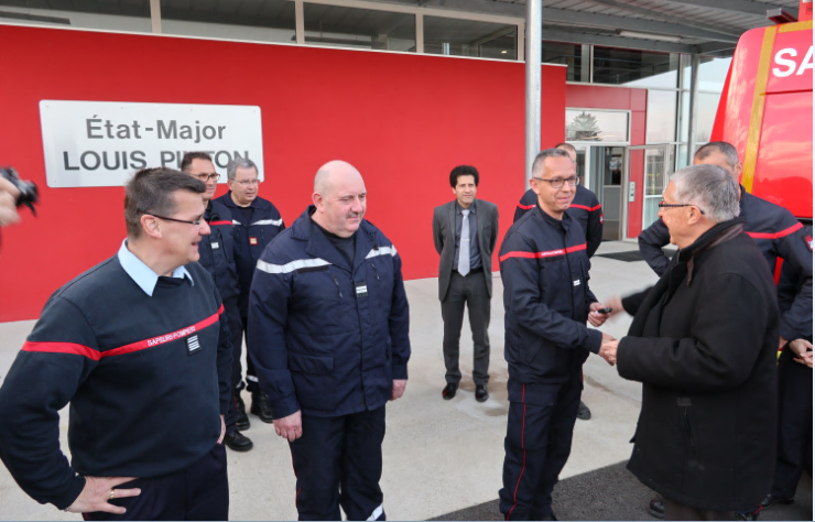 pompiers36's tweet photo. Remise des clés de 2 #VTUSR aux chefs #CIS #chabris et #SaintBenoitduSault par Mr le Président du #SDIS36 et de l'@Indre36 . Des engins alliant polyvalence, ergonomie et modernité. Haute Visibilité, outils électro-portatifs, éclairage à led… #opérationsdiverses #secoursoutiers https://t.co/GXJA06yAGx