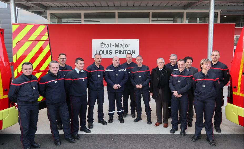 pompiers36's tweet photo. Remise des clés de 2 #VTUSR aux chefs #CIS #chabris et #SaintBenoitduSault par Mr le Président du #SDIS36 et de l'@Indre36 . Des engins alliant polyvalence, ergonomie et modernité. Haute Visibilité, outils électro-portatifs, éclairage à led… #opérationsdiverses #secoursoutiers https://t.co/GXJA06yAGx